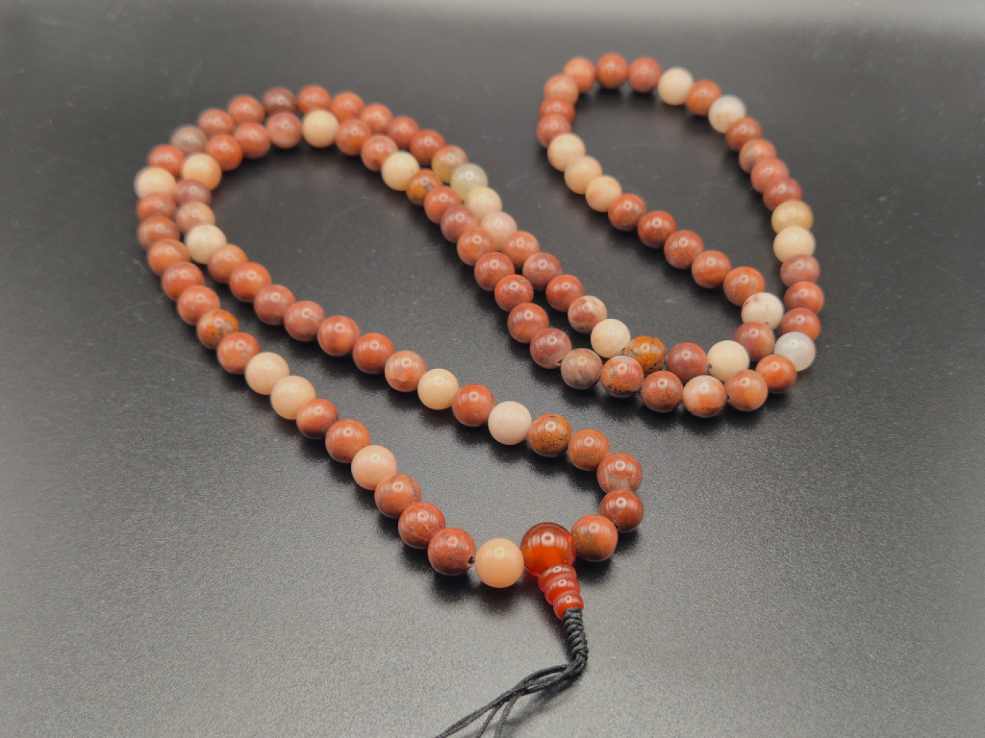 Handgefertigte Mala aus Jaspis mit natürlicher, erdiger Farbstruktur